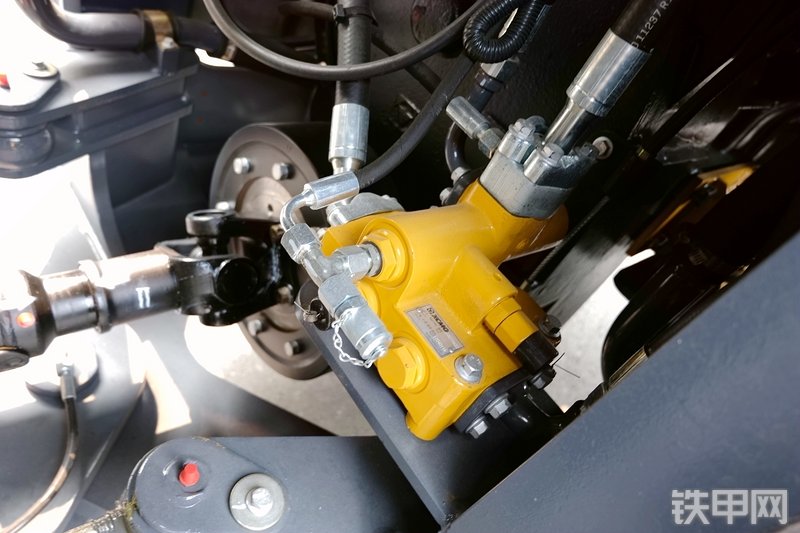 徐工ZL30GV装载机局部