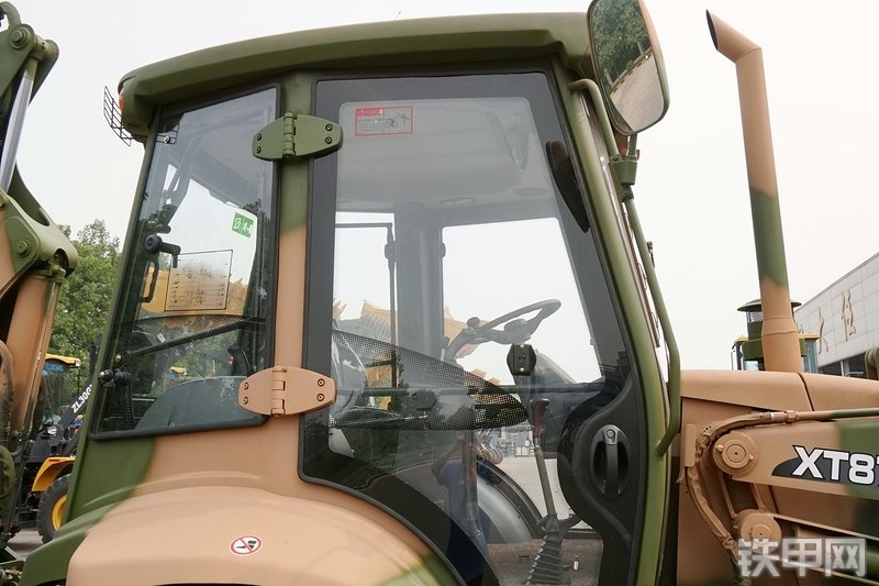 徐工XT870H挖掘装载机局部