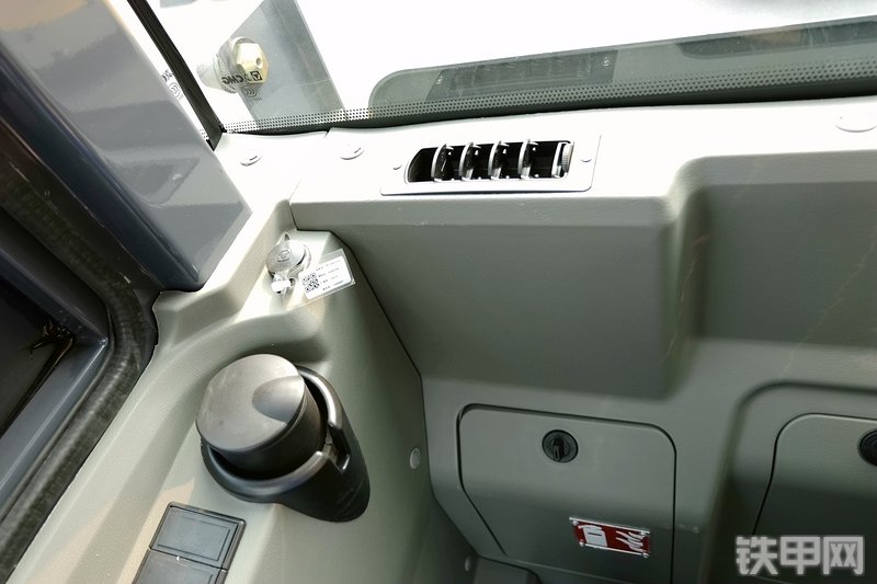 徐工LW300FV装载机局部