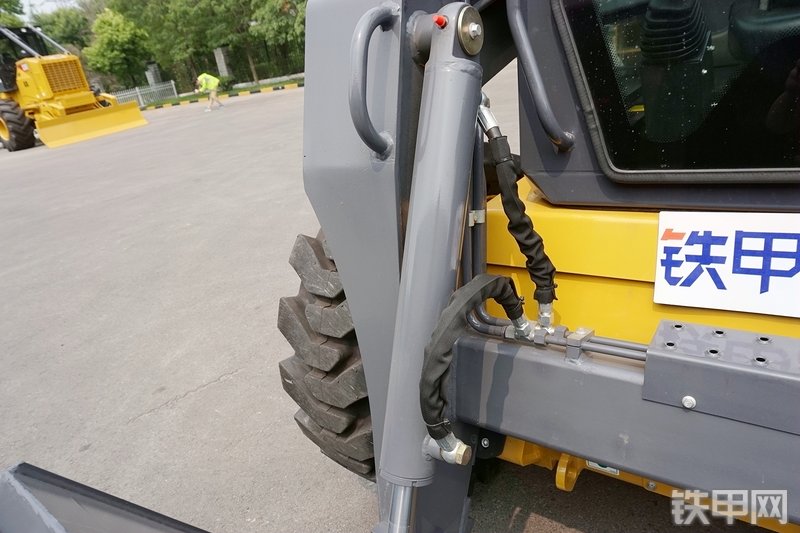 徐工XC760K滑移装载机局部