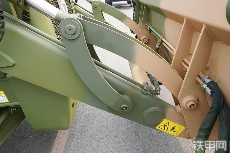 徐工XT870H挖掘装载机局部