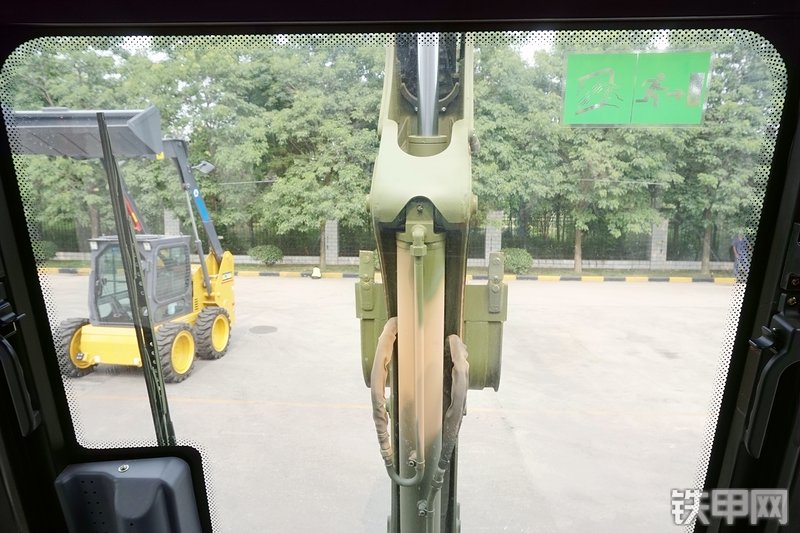 徐工XT870H挖掘装载机局部