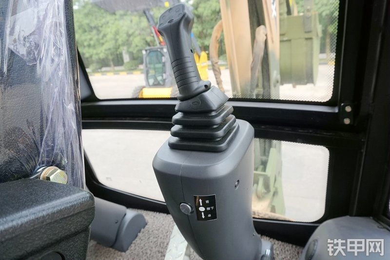 徐工XT870H挖掘装载机局部