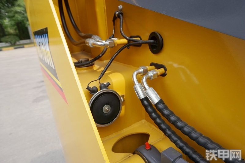 徐工XC760K滑移装载机局部