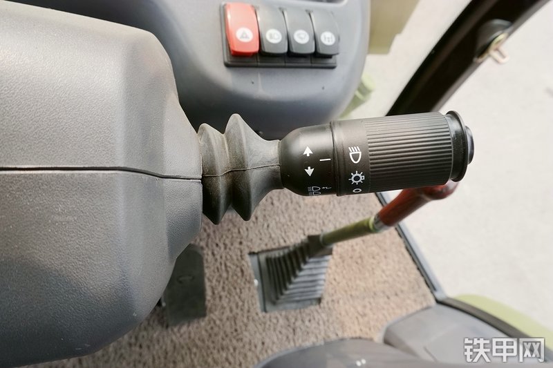 徐工XT870H挖掘装载机局部