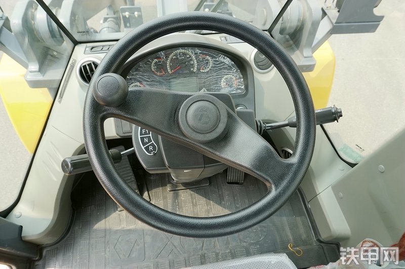 徐工LW300KV装载机局部