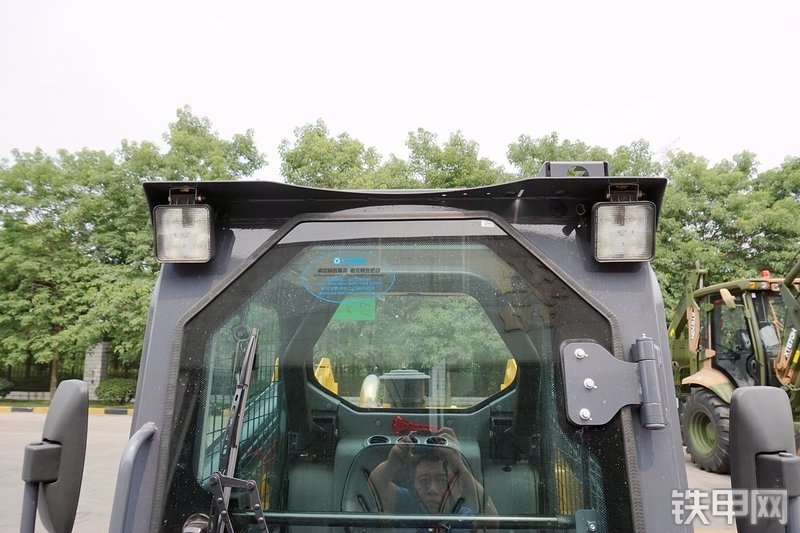 徐工XC760K滑移装载机局部