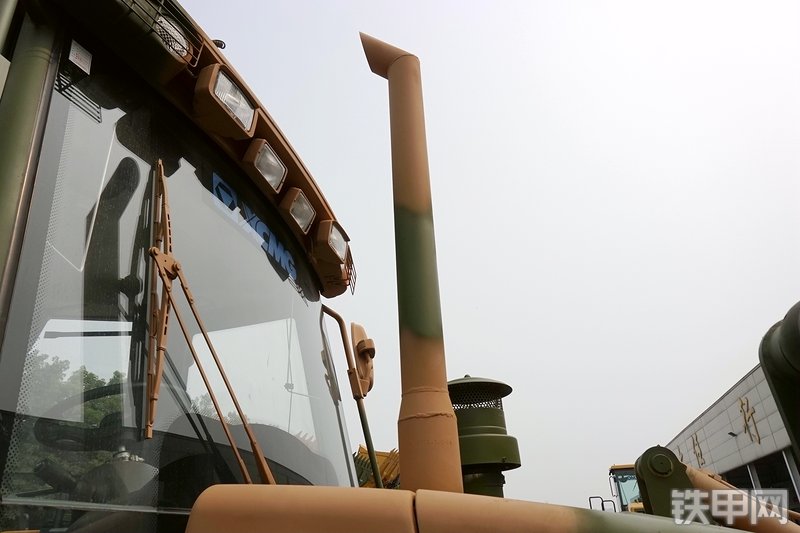 徐工XT870H挖掘装载机局部