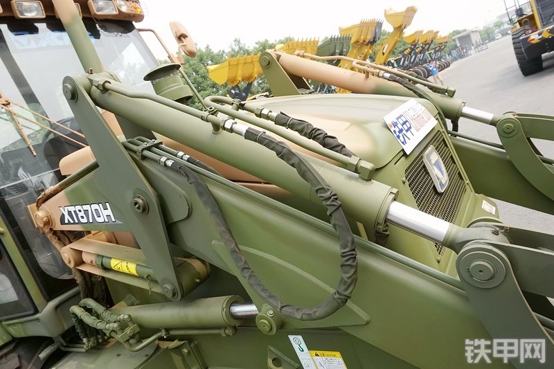 徐工XT870H挖掘装载机局部