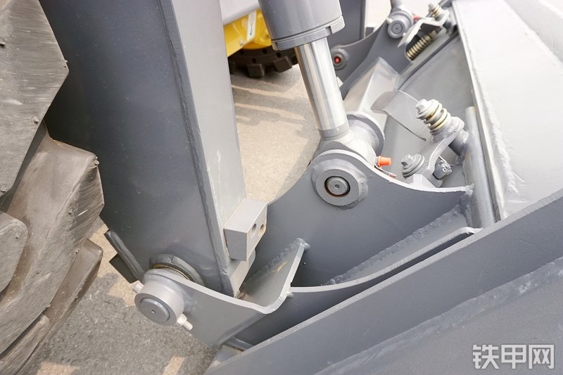 徐工XC760K滑移装载机局部