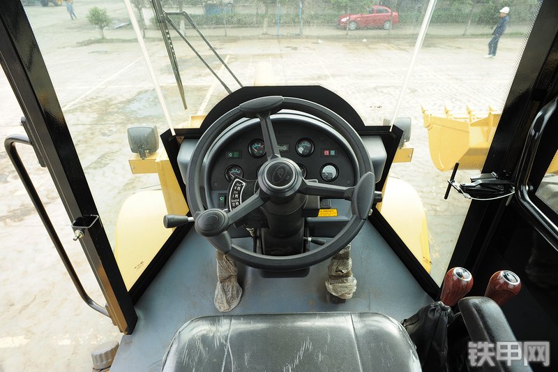 成工ZL30B-3装载机局部