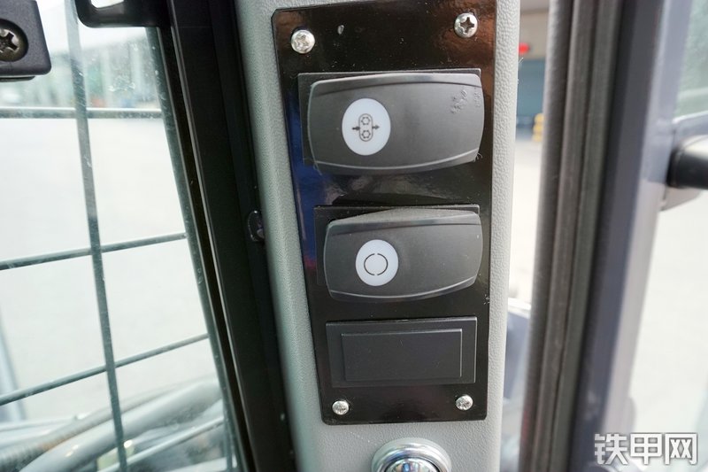 徐工XC760K滑移装载机局部