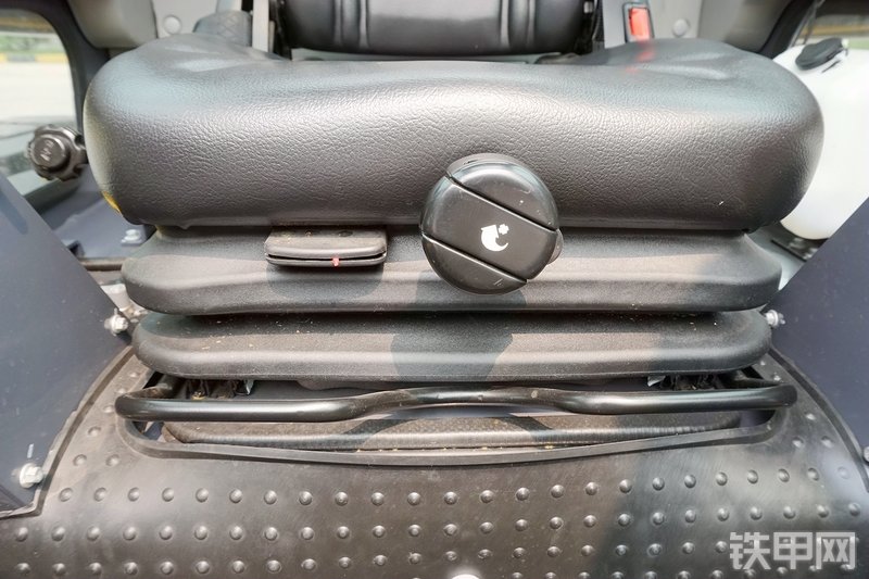 徐工XC760K滑移装载机局部