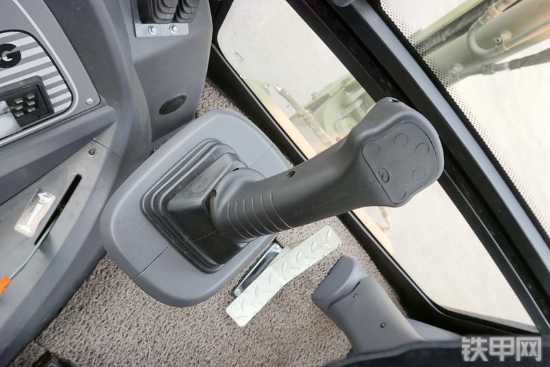 徐工XT870H挖掘装载机局部