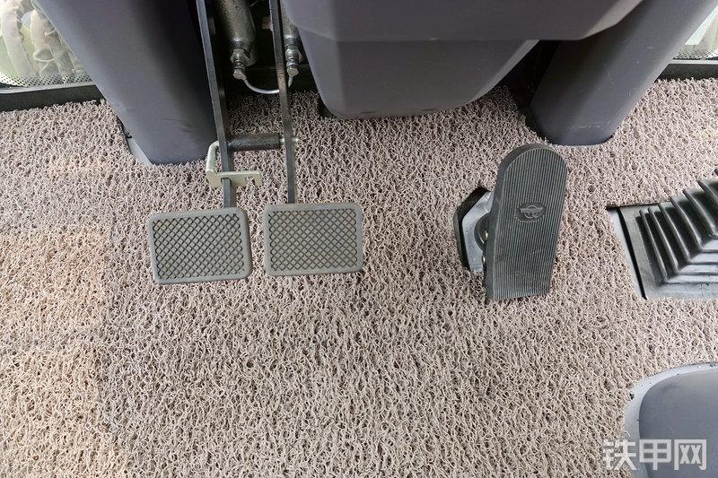 徐工XT870H挖掘装载机局部