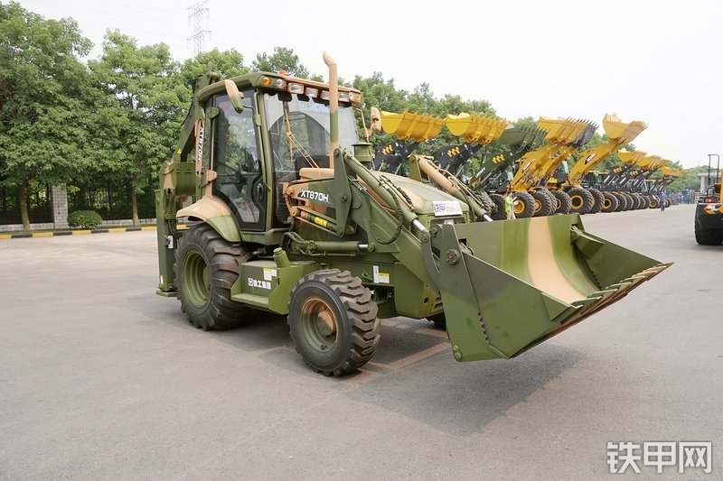 徐工XT870H挖掘装载机整机外观