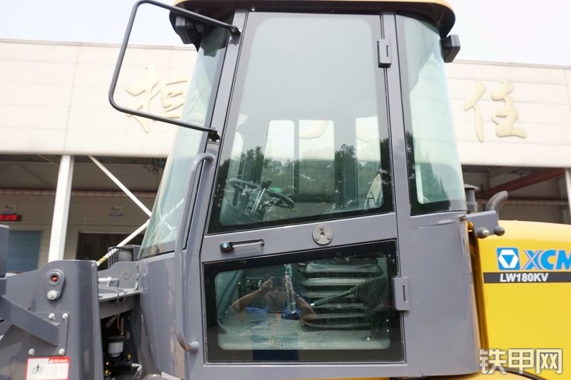 徐工LW180KV装载机局部