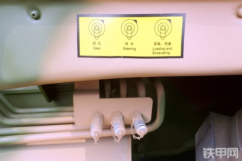 徐工XT870H挖掘装载机局部