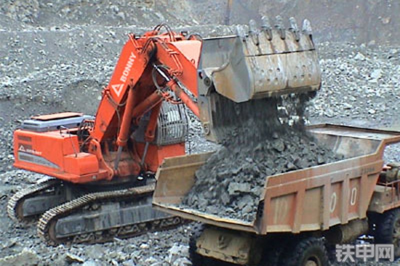 邦立重机CE460-7反铲挖掘机整机外观