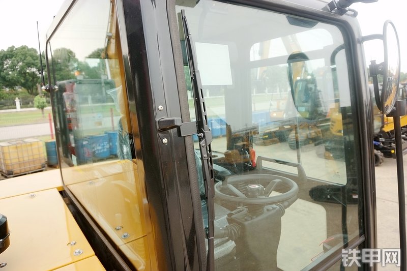 三一重工SY65W挖掘机局部