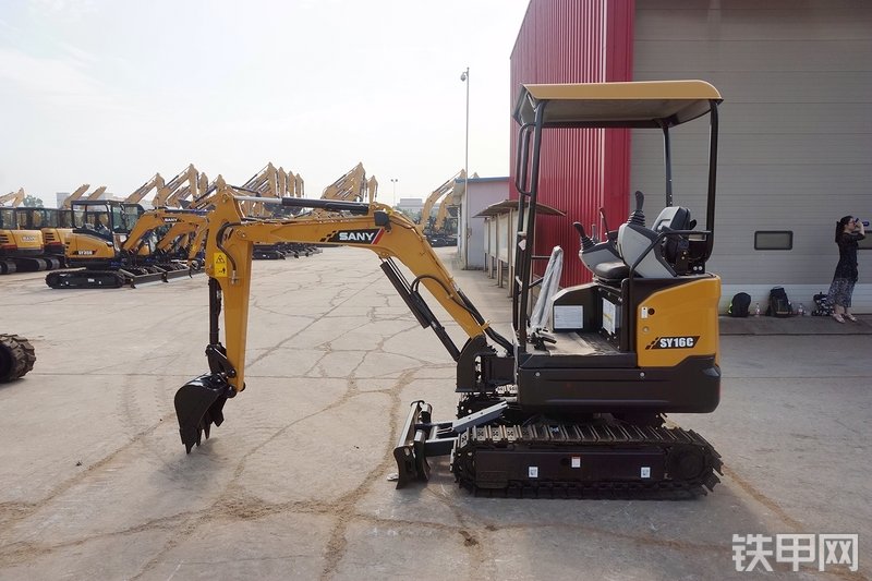三一重工SY16C挖掘机整机外观