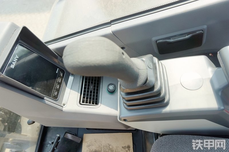 三一重工SY55U挖掘机局部