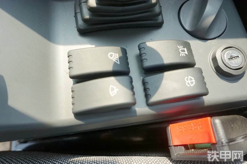 三一重工SY55U挖掘机局部