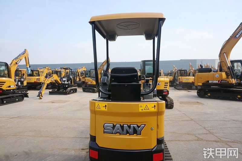 三一重工SY16C挖掘机整机外观