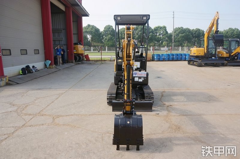 三一重工SY16C挖掘机整机外观