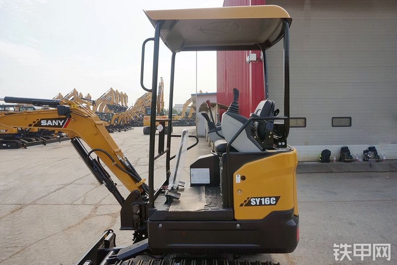 三一重工SY16C挖掘机整机外观