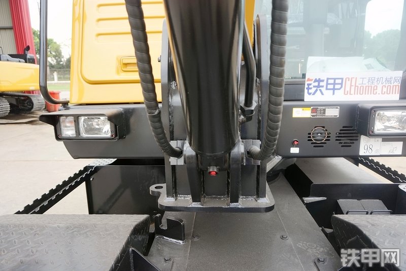 三一重工SY65W挖掘机局部