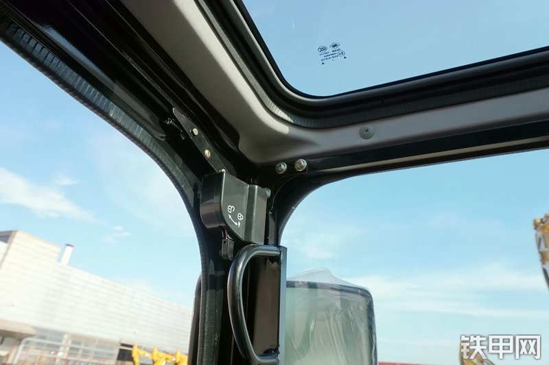 三一重工SY285C挖掘机局部