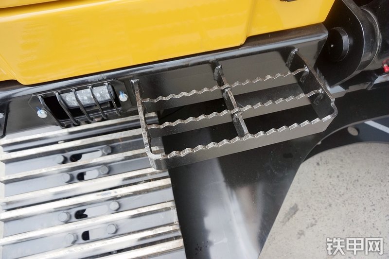 三一重工SY365H加长臂挖掘机局部