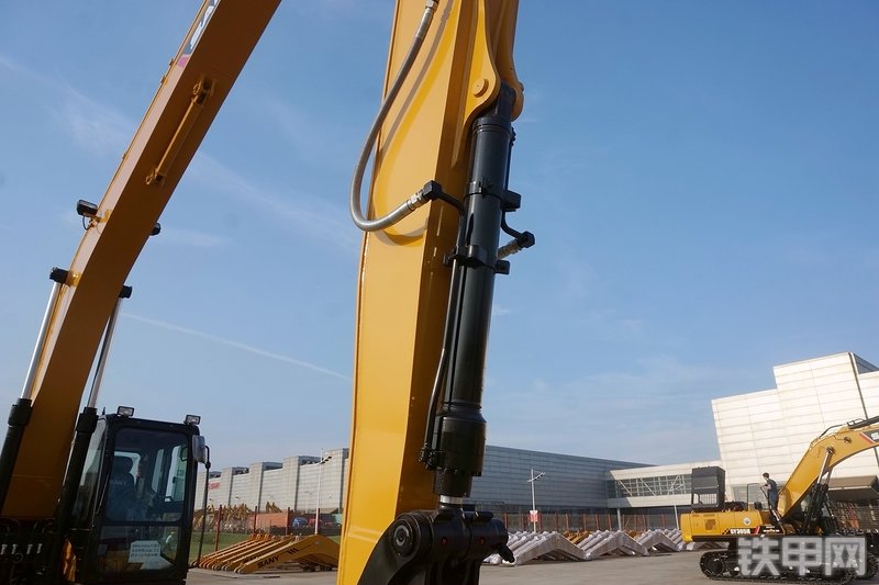 三一重工SY215CA加长臂挖掘机局部