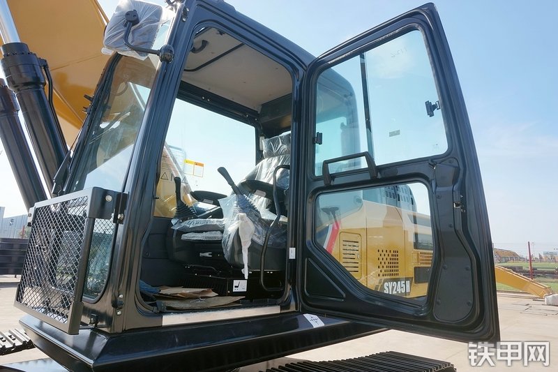 三一重工SY245H挖掘机局部