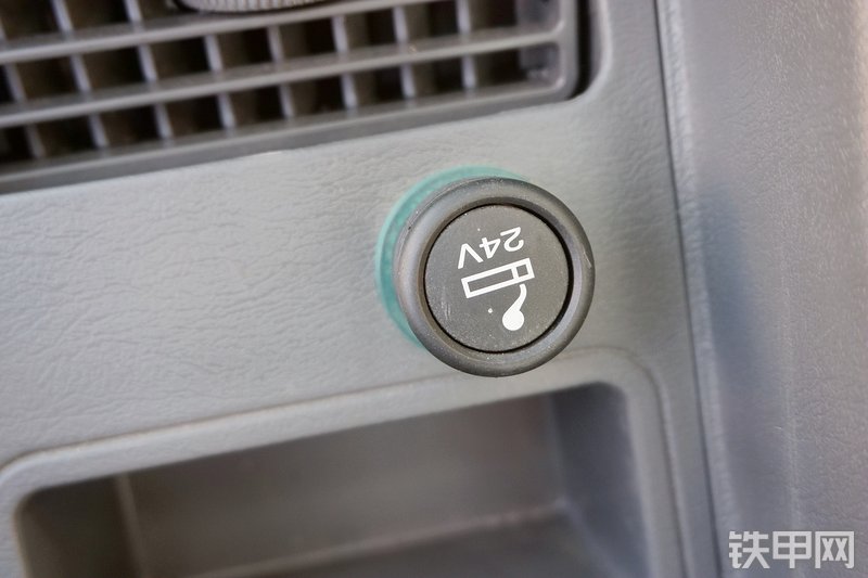 三一重工SY215CA加长臂挖掘机局部