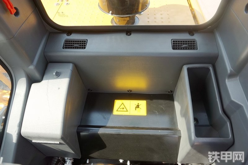 三一重工SY215CA加长臂挖掘机局部