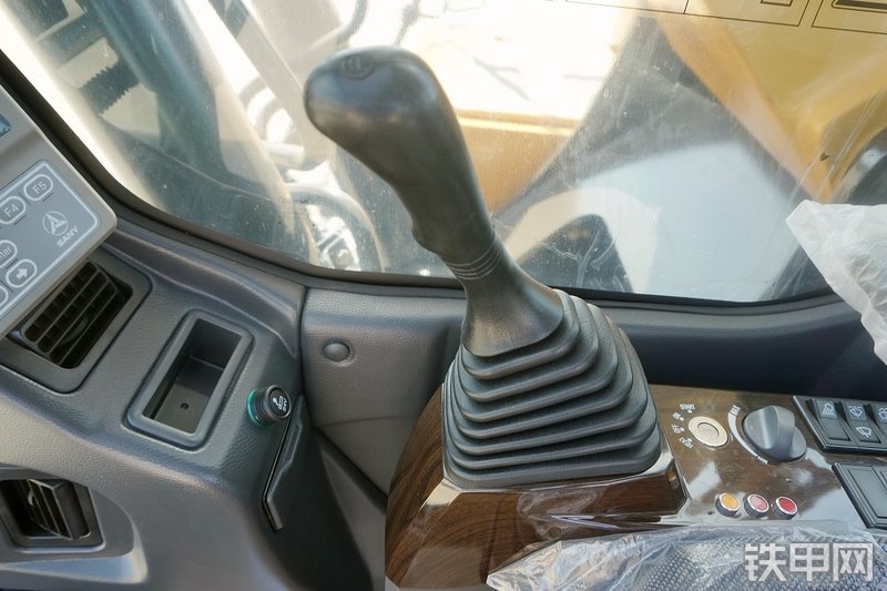 三一重工SY225C挖掘机局部