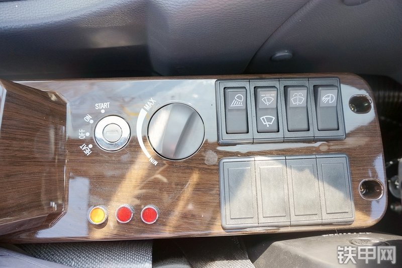 三一重工SY245H挖掘机局部