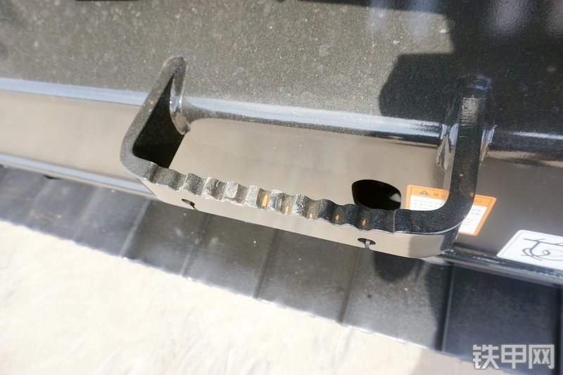 三一重工SY215CA加长臂挖掘机局部