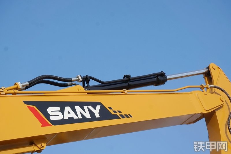 三一重工SY215CA加长臂挖掘机局部