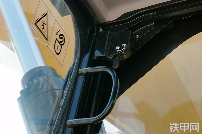 三一重工SY215CA加长臂挖掘机局部