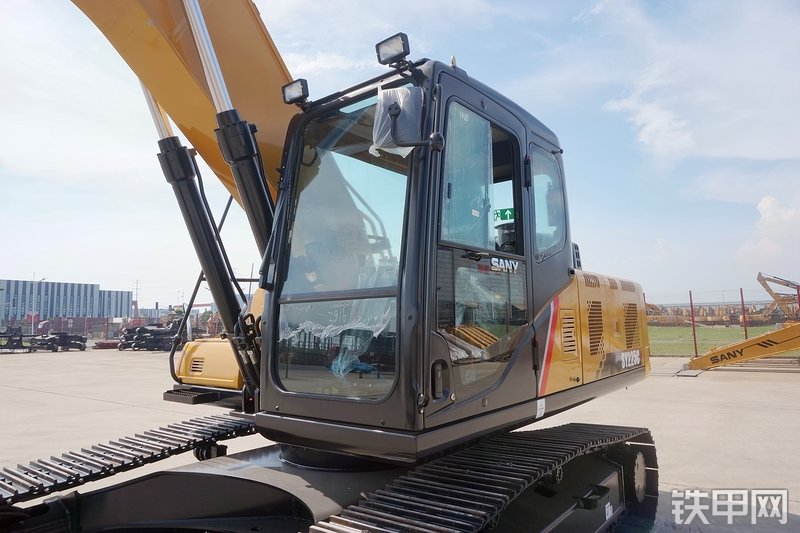 三一重工SY225C挖掘机整机外观