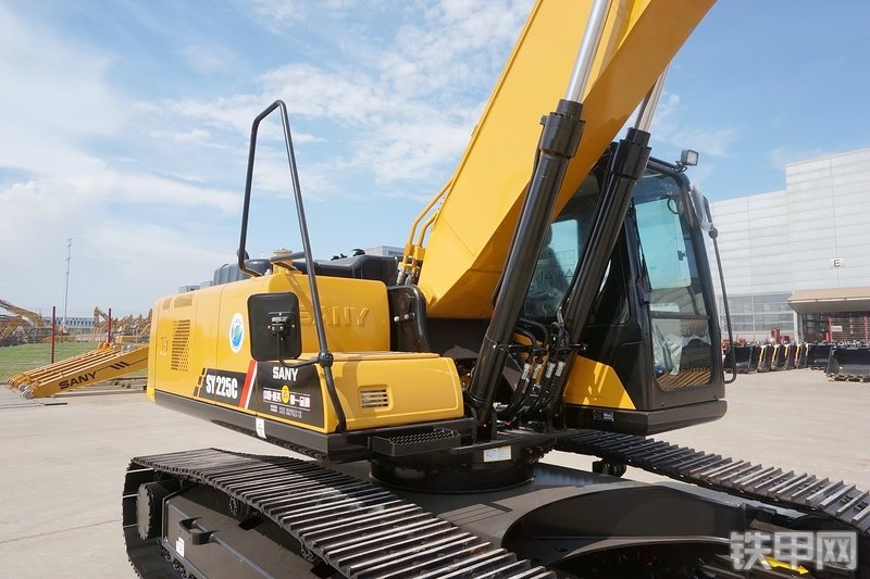 三一重工SY225C挖掘机整机外观