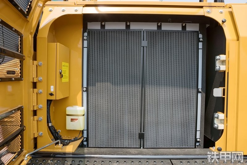 三一重工SY750H-松土器挖掘机局部