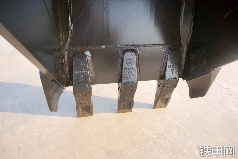 三一重工SY215CA加长臂挖掘机局部