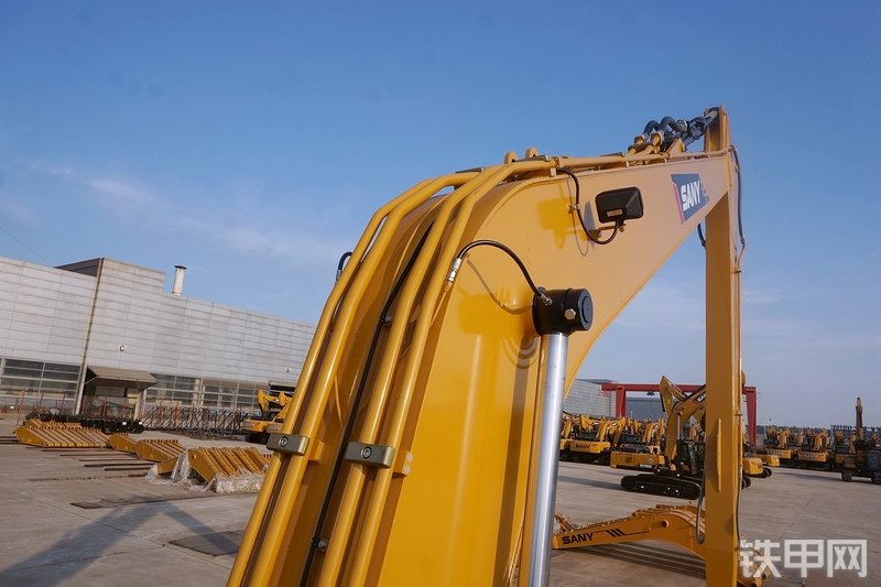 三一重工SY215CA加长臂挖掘机局部