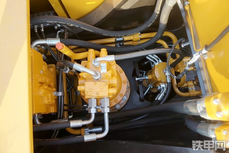 三一重工SY215CA加长臂挖掘机局部