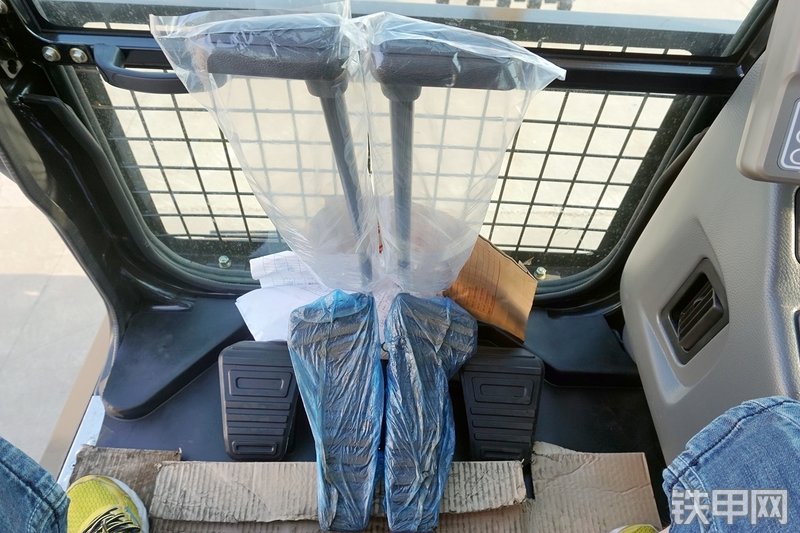 三一重工SY305H挖掘机局部