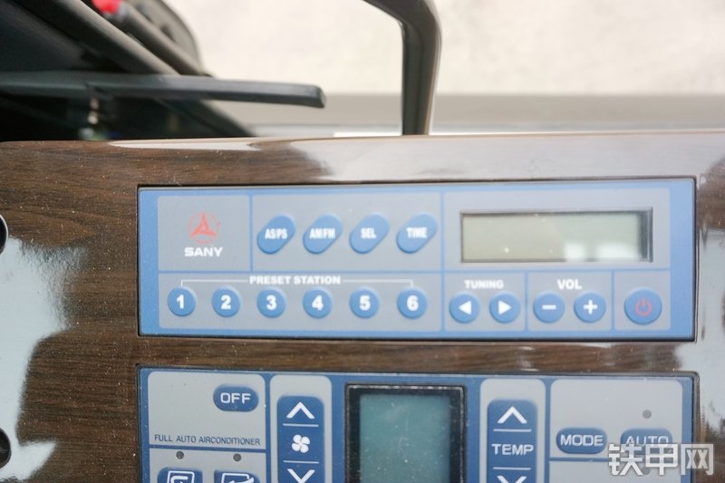 三一重工SY365H加长臂挖掘机局部